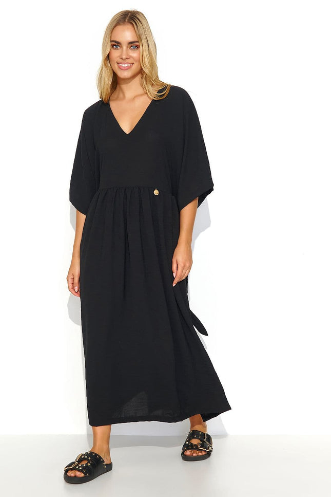 Robe noire midi casual chic avec manches courtes, idéale pour cocktail ou soirée simple, silhouette trapèze confortable.