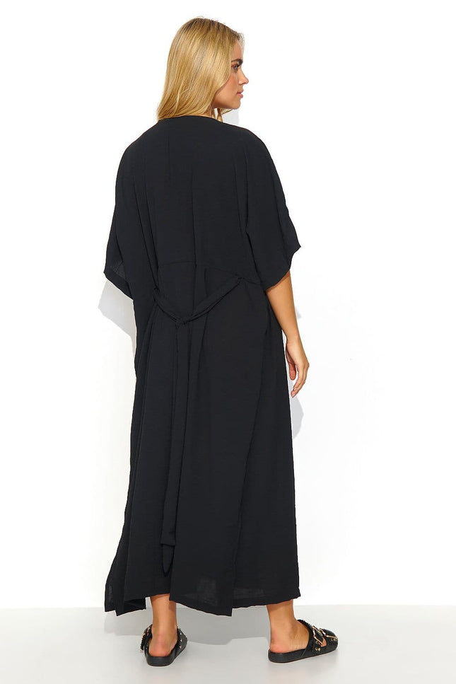 Robe noire midi chic avec manches courtes et ceinture, idéale pour cocktail ou soirée, silhouette droite tendance.