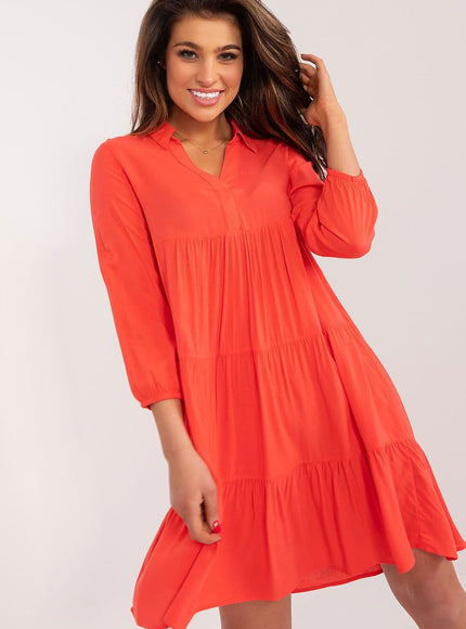 Robe d'été orange fluide à manches longues, idéale pour une tenue décontractée et élégante.