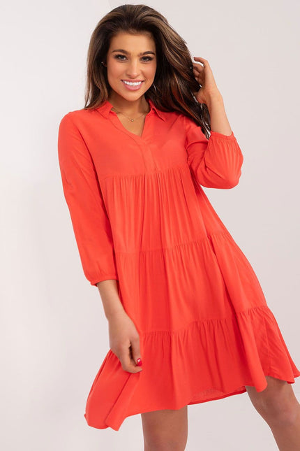 Robe d'été orange fluide à manches longues, idéale pour une tenue décontractée et élégante.