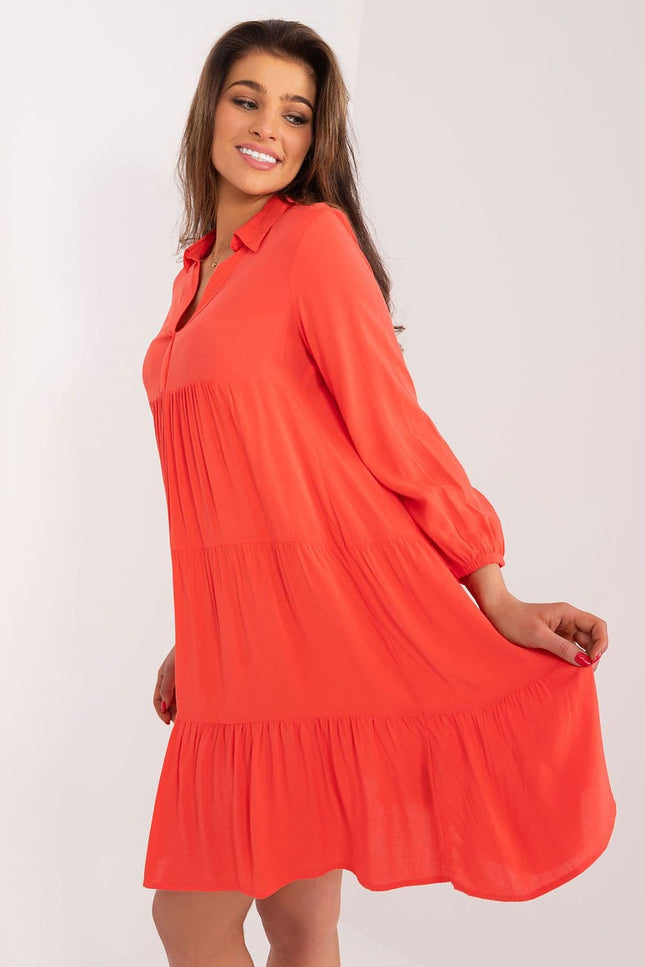 Robe d'été fluide orange à manches longues et col chemise, idéale pour une allure décontractée et chic.