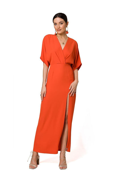 Robe soirée rouge fendue midi manches courtes style chic et élégante pour cocktail et événements, silhouette droite.