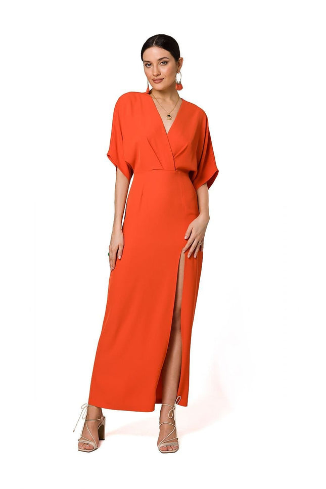 Robe soirée rouge fendue midi manches courtes style chic et élégante pour cocktail et événements, silhouette droite.