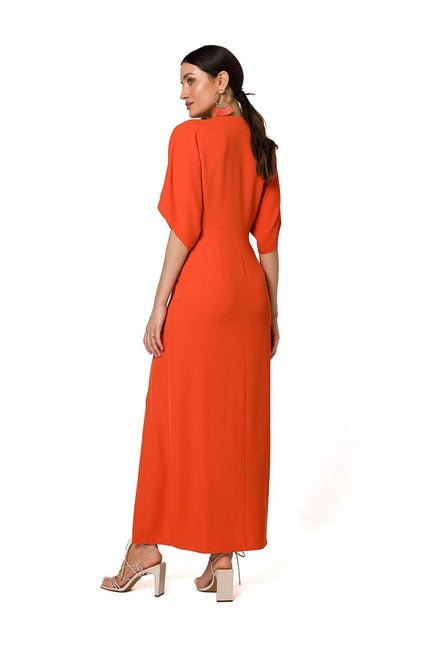 Robe soirée rouge fendue mi-longue avec manches courtes pour cocktail ou gala, silhouette droite, élégante et chic.