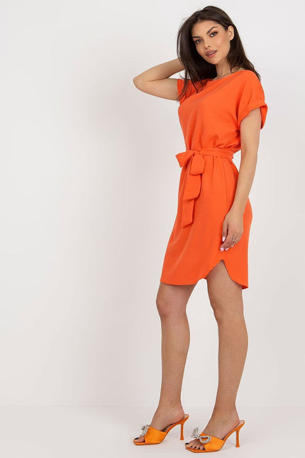 Robe cocktail orange midi avec ceinture pour une allure chic et élégante en toute occasion.