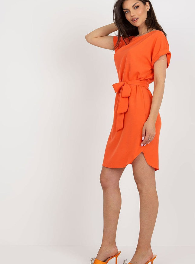 Robe cocktail orange midi avec ceinture pour une allure chic et élégante en toute occasion.