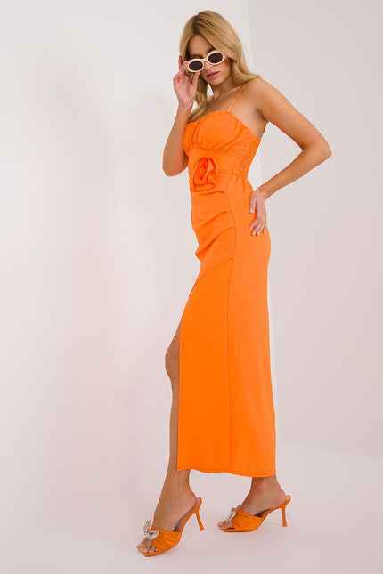 Robe soirée orange midi fendue sans manches pour cocktail ou événement chic.