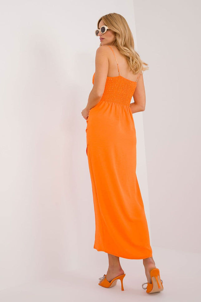 Robe soirée orange midi fendue sans manches pour cocktail ou événement chic.