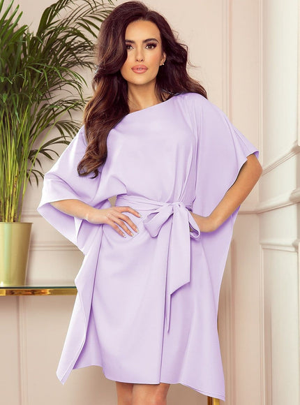 Robe violette chic midi à manches courtes pour cocktail ou soirée, avec ceinture assortie et coupe élégante.