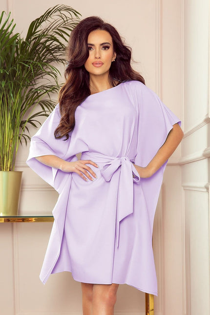 Robe violette chic midi à manches courtes pour cocktail ou soirée, avec ceinture assortie et coupe élégante.