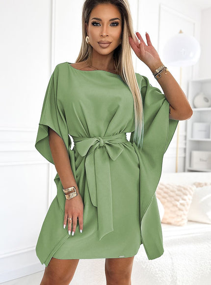 Robe verte de cocktail midi avec manches courtes et ceinture, élégante pour soirées et évènements.