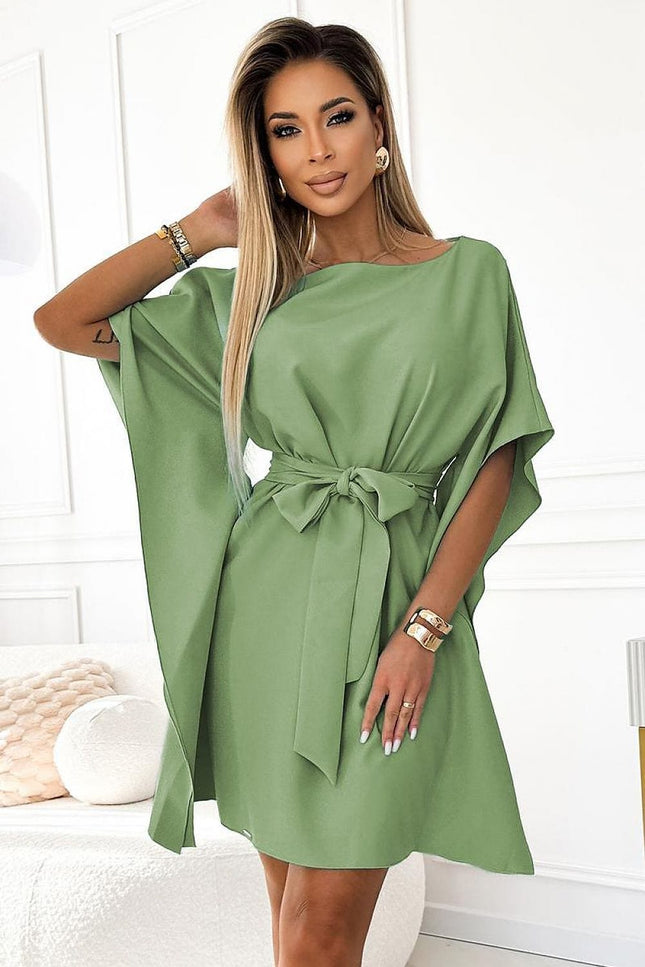 Robe verte élégante pour cocktail midi avec manches courtes et ceinture, idéale pour une allure chic et sophistiquée.