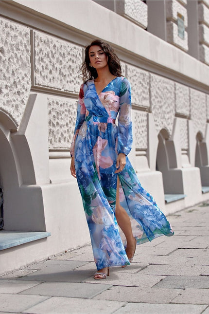 Robe longue florale bleue avec manches longues pour soirée d'été, décolleté en V et jupe évasée.