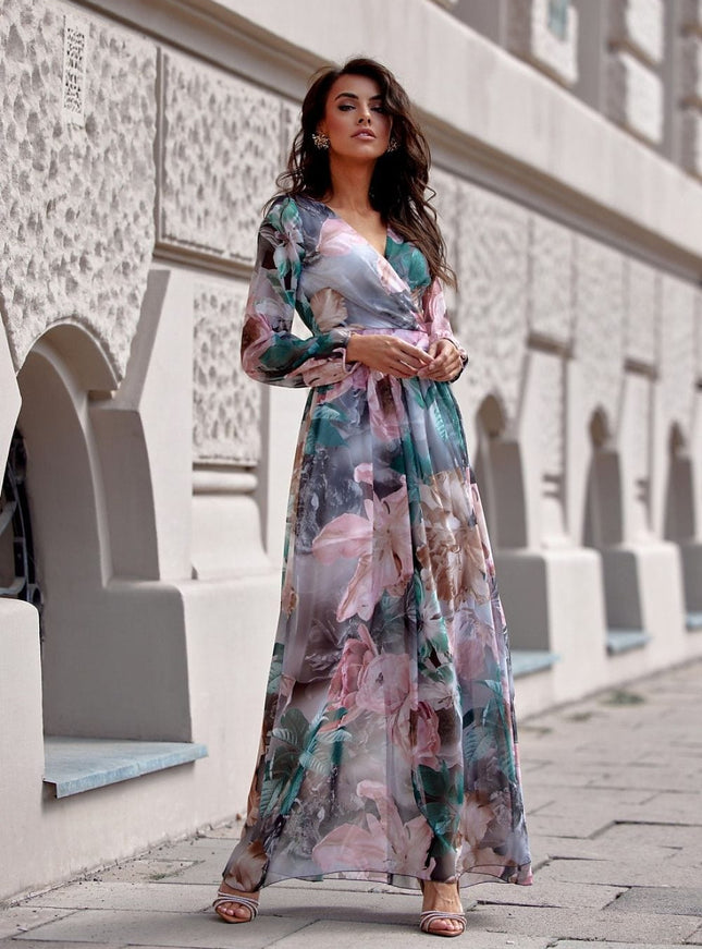 Robe soirée chic longue à manches longues, florale dans des tons roses et verts avec un design transparent.