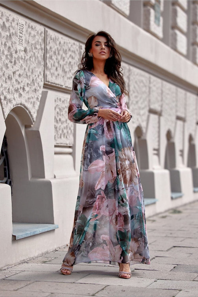 Robe soirée chic longue à manches longues, florale dans des tons roses et verts avec un design transparent.