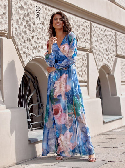 Robe longue florale bleue chic pour soirée, en mousseline, manches longues et silhouette droite.