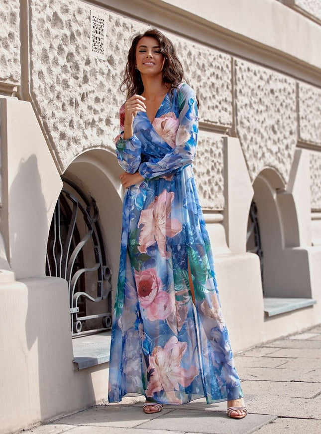 Robe longue florale bleue chic pour soirée, en mousseline, manches longues et silhouette droite.