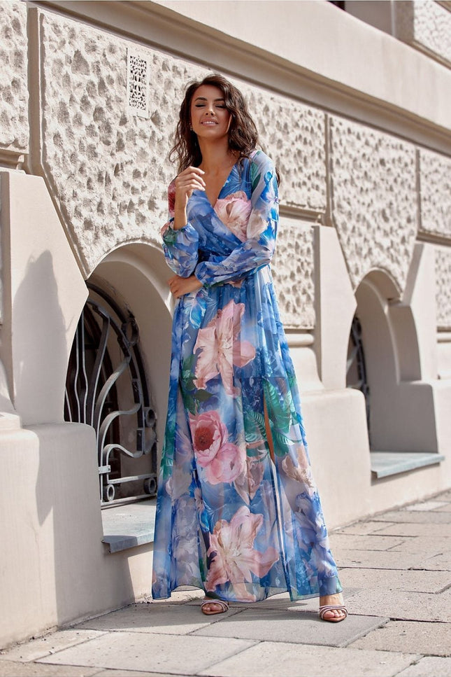 Robe longue florale bleue chic pour soirée, en mousseline, manches longues et silhouette droite.