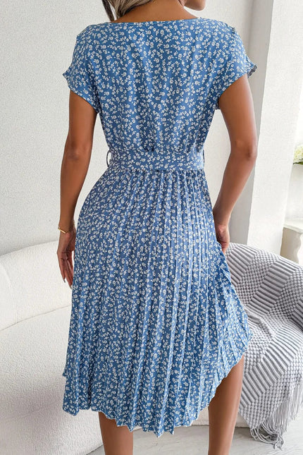 Robe midi bohème bleue à fleurs avec ceinture à nouer et manches courtes pour un look champêtre et élégant.