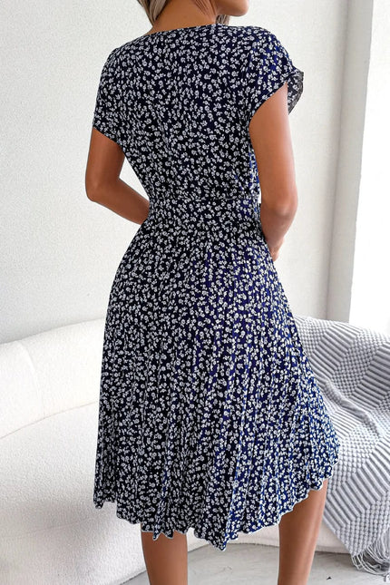 Robe midi à fleurs bleues et blanches avec ceinture à nouer, manches courtes et silhouette trapèze pour un look casual chic.