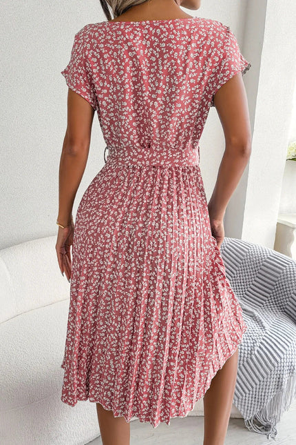 Robe midi fleurie rose à ceinture à nouer pour soirée d'été, manches courtes et silhouette trapèze.