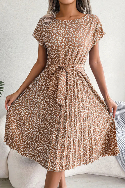 Robe midi fleurie terracotta à manches courtes et ceinture à nouer pour un style casual d'été.