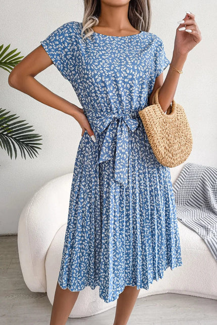 Robe midi bleue à fleurs avec ceinture à nouer pour look casual d'été, manches courtes et silhouette trapèze.