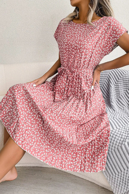 Robe midi florale rose avec ceinture à nouer pour un look chic et estival, idéale pour une sortie décontractée ou un événement de jour.