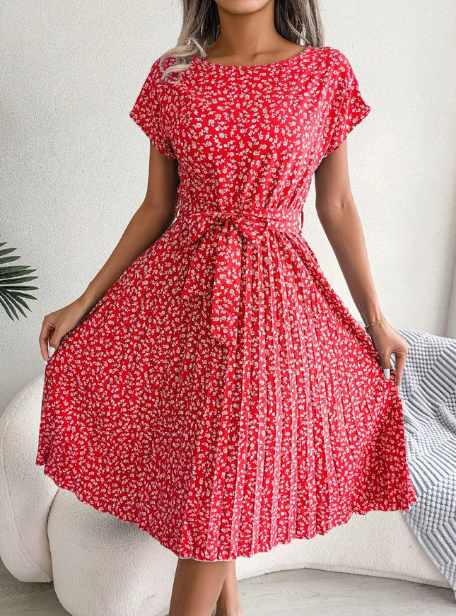 Robe midi rouge à fleurs avec ceinture à nouer pour cocktail ou plage, style bohème et chic, manches courtes.