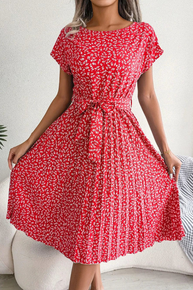 Robe midi rouge à fleurs avec ceinture à nouer pour cocktail ou plage, style bohème et chic, manches courtes.