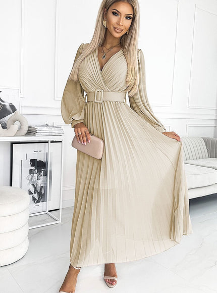 Robe soirée chic plissée longue champagne avec ceinture et manches longues, idéale pour gala ou mariage.