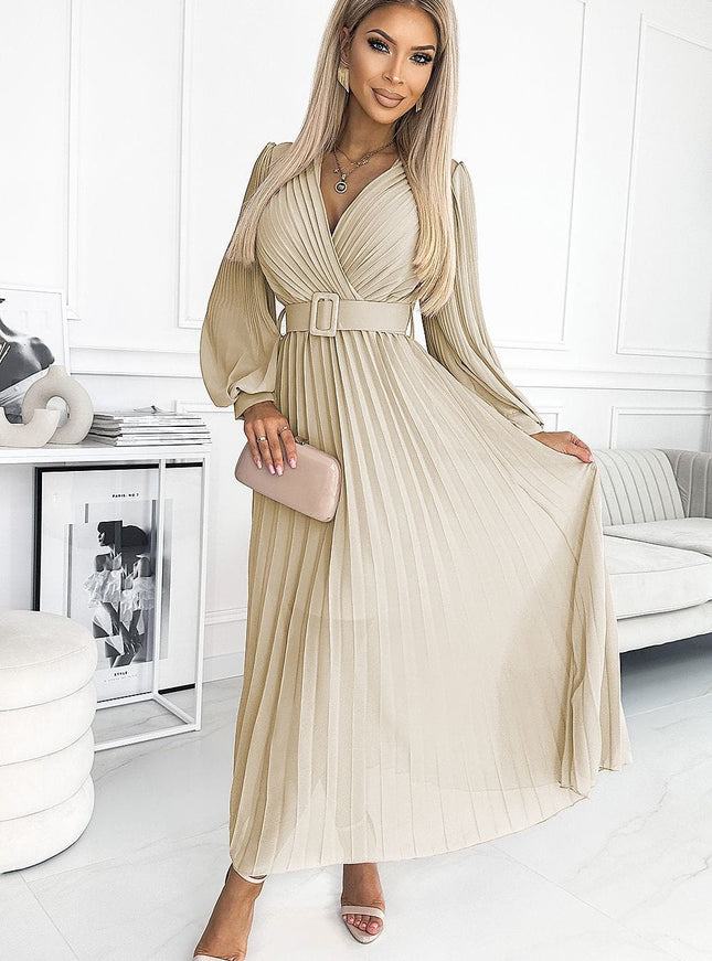 Robe soirée chic plissée longue champagne avec ceinture et manches longues, idéale pour gala ou mariage.