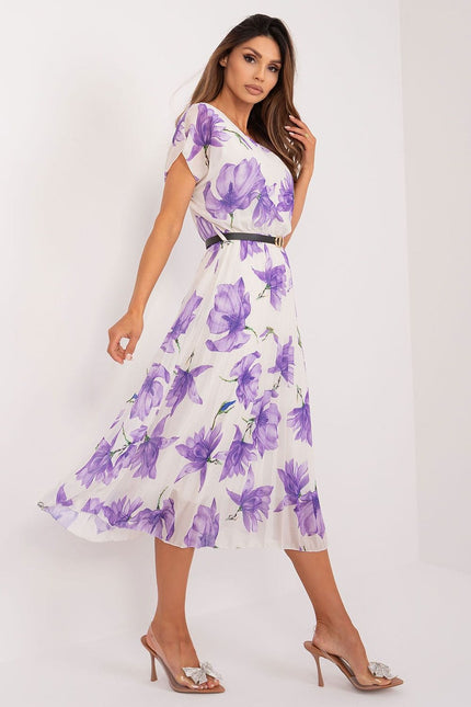 Robe d'été midi à manches courtes avec motif fleuri violet, idéale pour une tenue chic et décontractée.