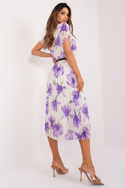 Robe d'été fleurie violette, longueur midi avec manches courtes, idéale pour une soirée ou un événement décontracté en plein air.