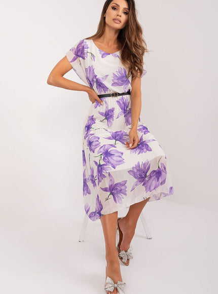 Robe d'été fleurie violette midi à manches courtes idéale pour une soirée ou un événement casual.