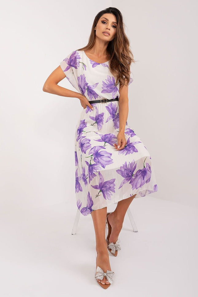 Robe d'été fleurie violette midi à manches courtes idéale pour une soirée ou un événement casual.