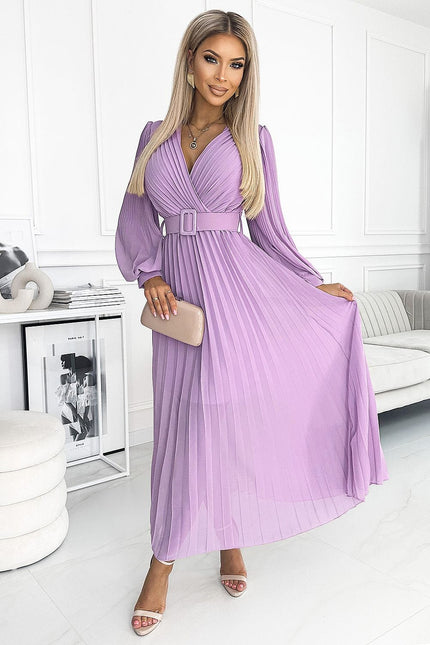 Robe de soirée longue violette avec ceinture, manches longues et décolleté en V, élégante pour gala ou événement chic.