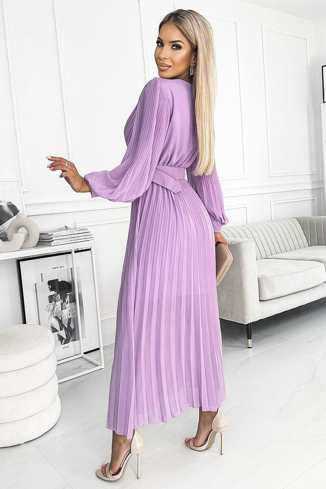 Robe de soirée chic violette longue à manches longues et ceinturée idéale pour cocktail ou gala.