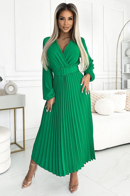 Robe verte longue ceinturée à manches longues pour soirée chic, idéale pour une tenue élégante et tendance.