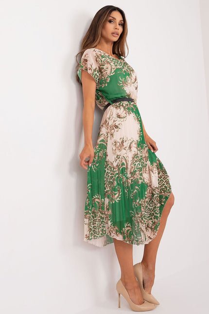 Robe verte midi à motif floral avec manches courtes pour cocktail ou évènement estival.