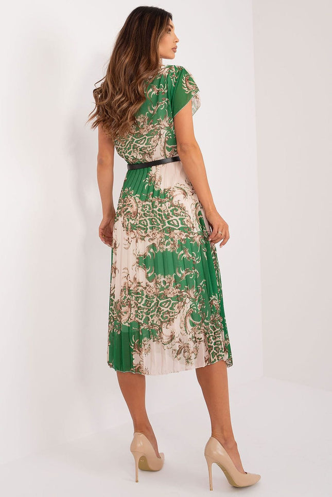 Robe verte mi-longue florale avec manches courtes pour cocktail ou soirée d'été, silhouette trapèze.