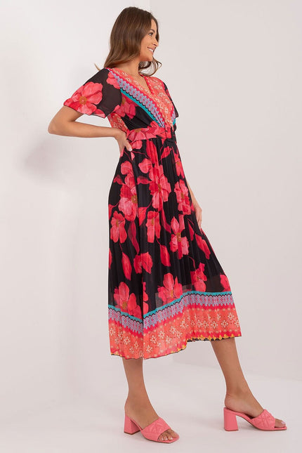 Robe plissée midi fleurie noire et rose pour été, style bohème chic, manches courtes et encolure en V.