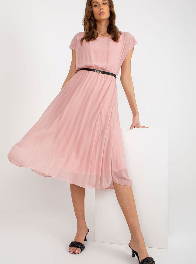 Robe rose midi élégante pour soirée chic, plissée avec ceinture noire, manches courtes, idéale cocktail ou événement.