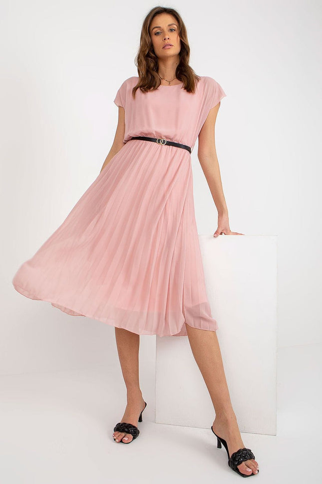 Robe rose midi élégante pour soirée chic, plissée avec ceinture noire, manches courtes, idéale cocktail ou événement.