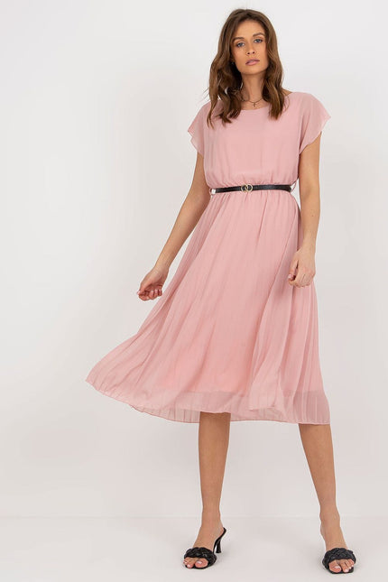 Robe rose midi soirée chic plissée avec ceinture, manches courtes et jupe évasée pour mariage invité ou cocktail.