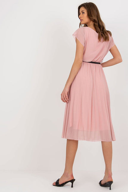 Robe rose midi plissée pour soirée chic avec ceinture noire et manches courtes, parfaite pour des évènements élégants.