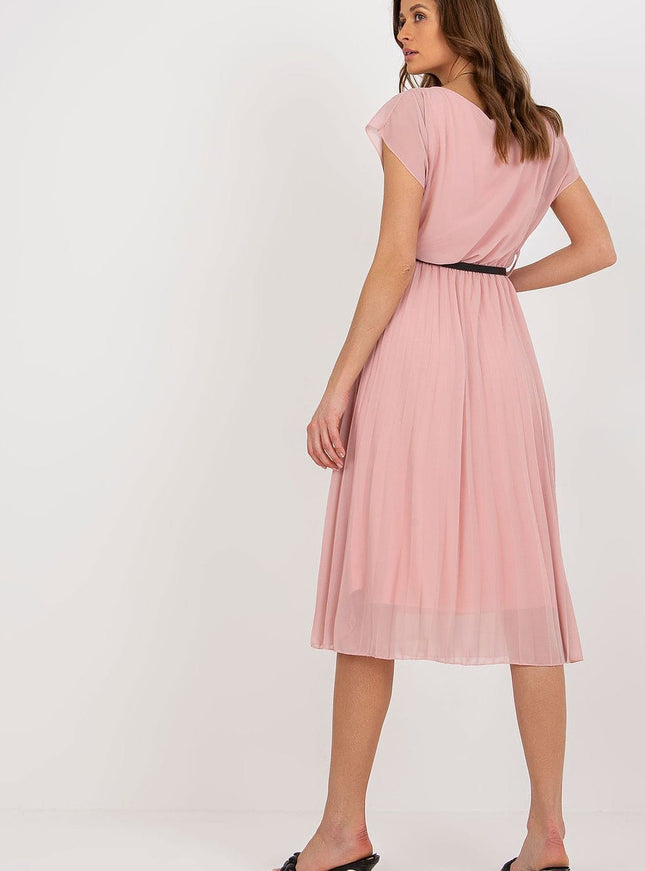 Robe rose midi plissée pour soirée chic avec ceinture noire et manches courtes, parfaite pour des évènements élégants.