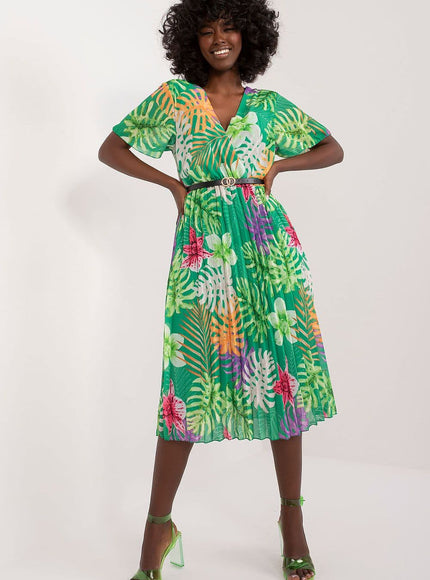 Robe d'été fleurie midi verte à manches courtes pour un style frais et tendance, idéale pour des journées ensoleillées ou des pique-niques champêtres.