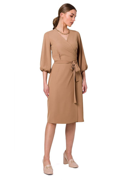 Robe terracotta midi chic avec manches longues pour cocktail ou événement professionnel.