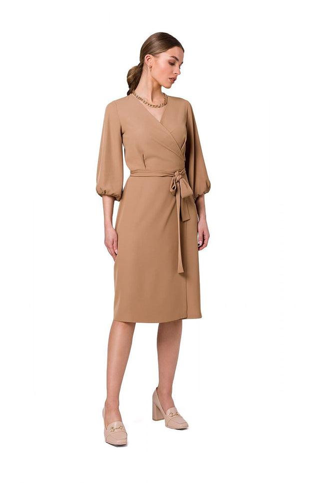 Robe terracotta midi chic avec manches longues pour cocktail ou événement professionnel.